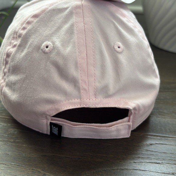 Nike Club Cap Nike Seoosh embroidered logo,velcro back,6 vent panel, summer sun - Picture 4 of 10